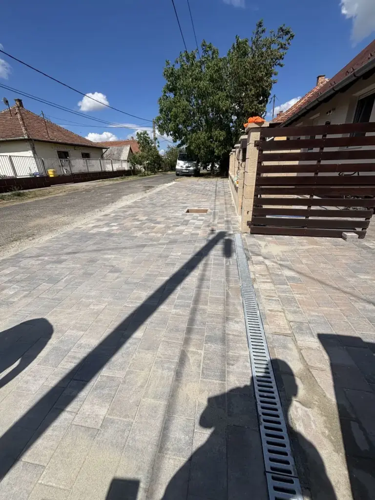 Térburkolat folyókával a kapubejárónál